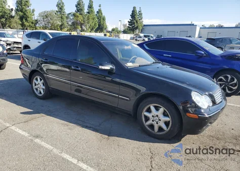 2004 Mercedes-Benz C 320 z USA, uszkodzony, nr VIN WDBRF64J54F499021